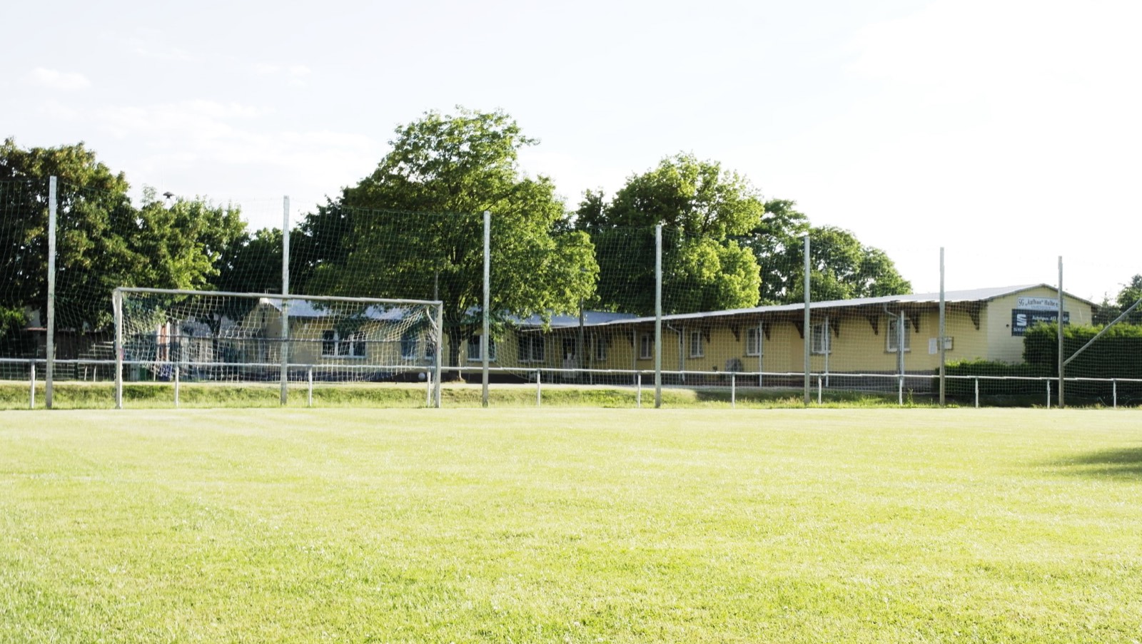 Der Sportplatz der SG Aufbau Halbe mit dem Vereinsheim im Hintergrund